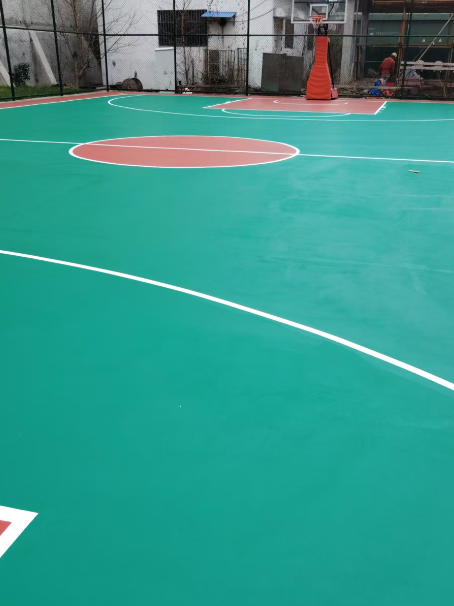 滨湖 球场长期使用易出现地面开裂